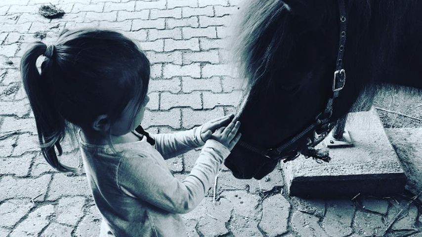 Amelia Stark mit einem Pony