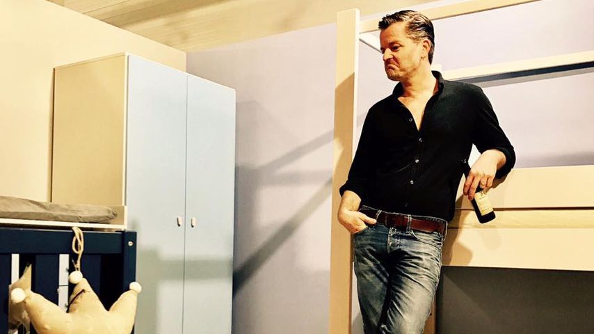 André Dietz beim Möbelkauf für sein viertes Kind