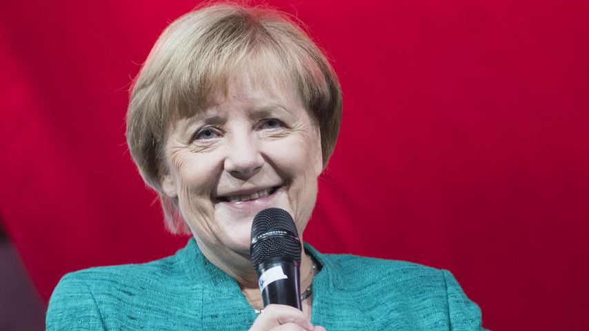 Angela Merkel bei einer Pressekonferenz für Kinder