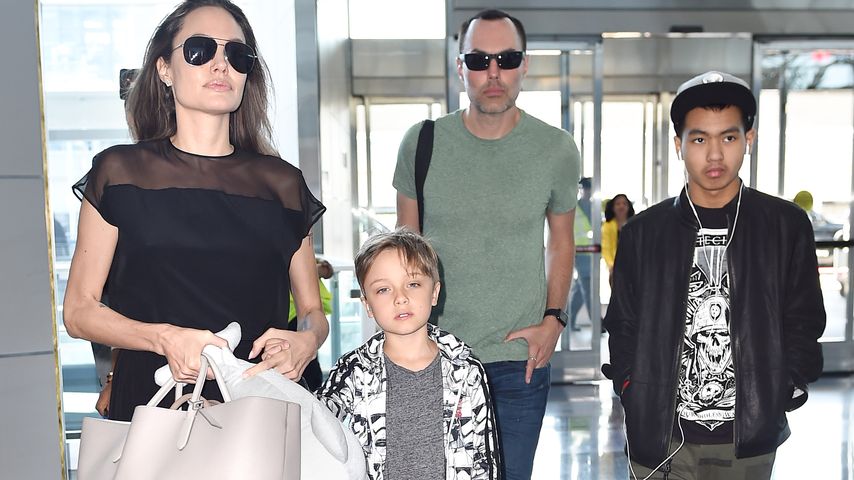 Angelina Jolie mit Maddox, Knox und Bruder James Haven am Flughafen in New York