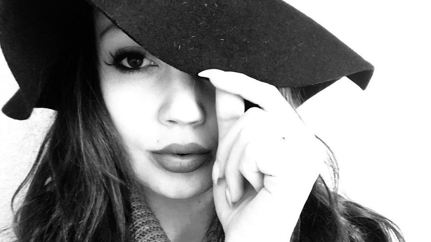 Angie Teubner macht ein Selfie mit Hut