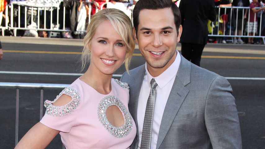 Anna Camp und Skylar Astin