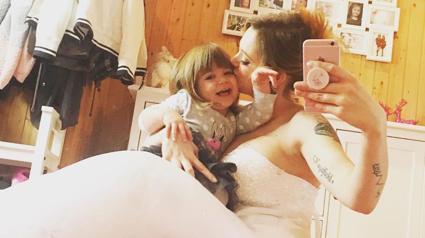 1. Foto: Heiratet Anne Wünsche in DIESEM Low-Budget-Kleid?