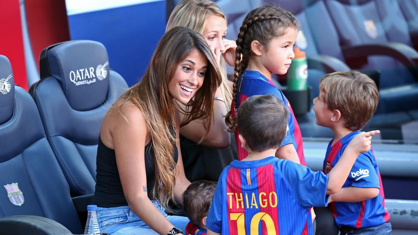 Antonella Roccuzzo mit ihren Söhnen Thiago und Mateo im Stadion von Barcelona