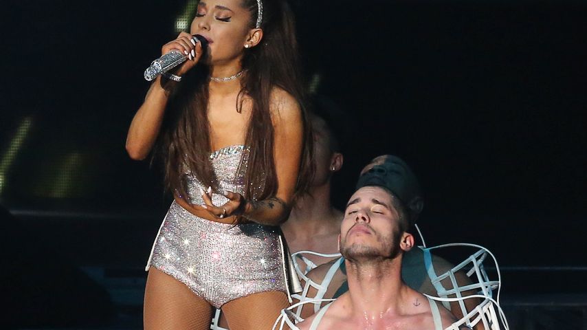 Ariana Grande und Ricky Alvarez auf der Bühne