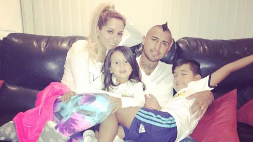 Fußballer Arturo Vidal mit Maria Teresa Matus und den Kindern
