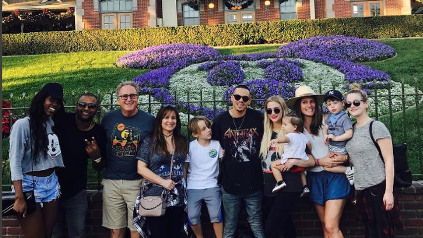 Ashlee Simpson und Evan Ross mit der Familie im Disneyland