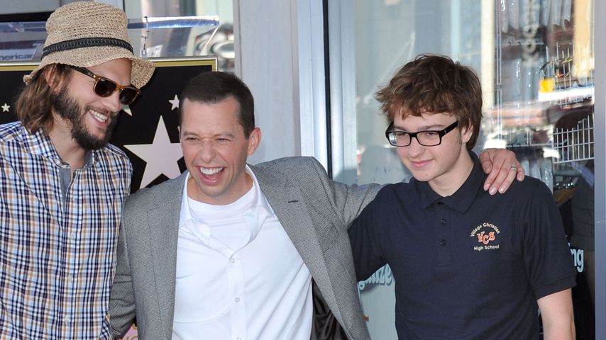 Ashton Kutcher, Jon Cryer und Angus Jones vor Cryers Stern