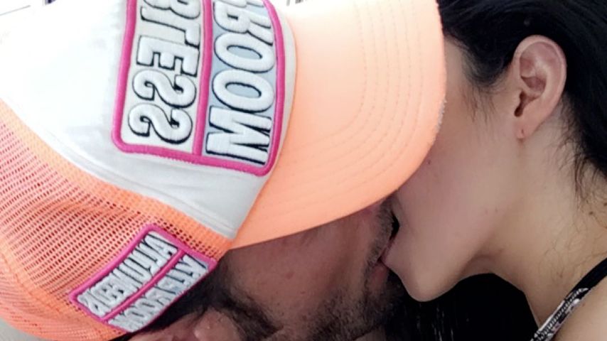 Bastian Yotta küsst eine unbekannte junge Dame