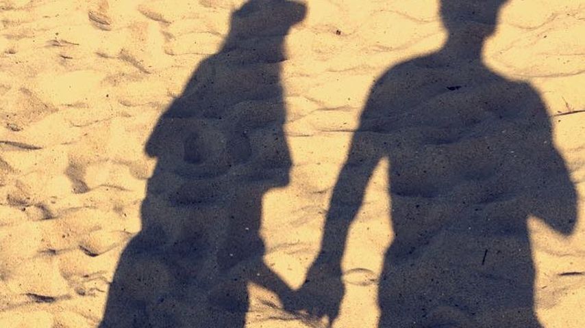 Bastian Yotta mit geheimnisvoller Schatten-Frau