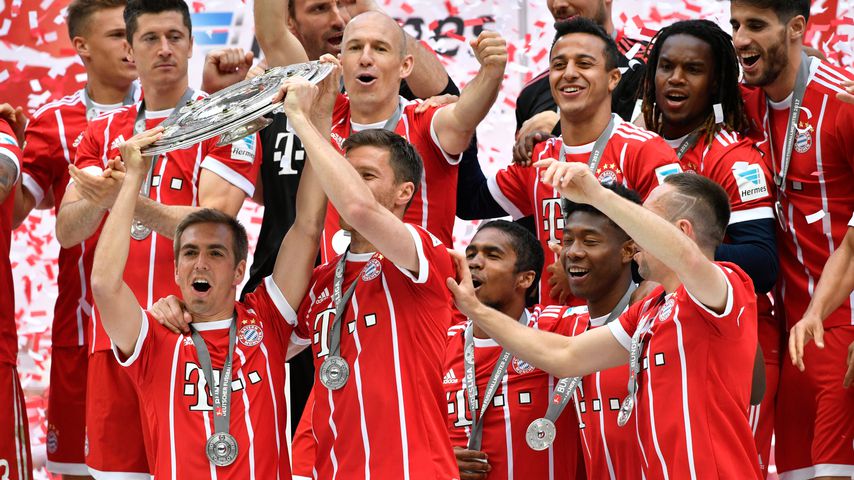 FC Bayern München mit Meisterschale