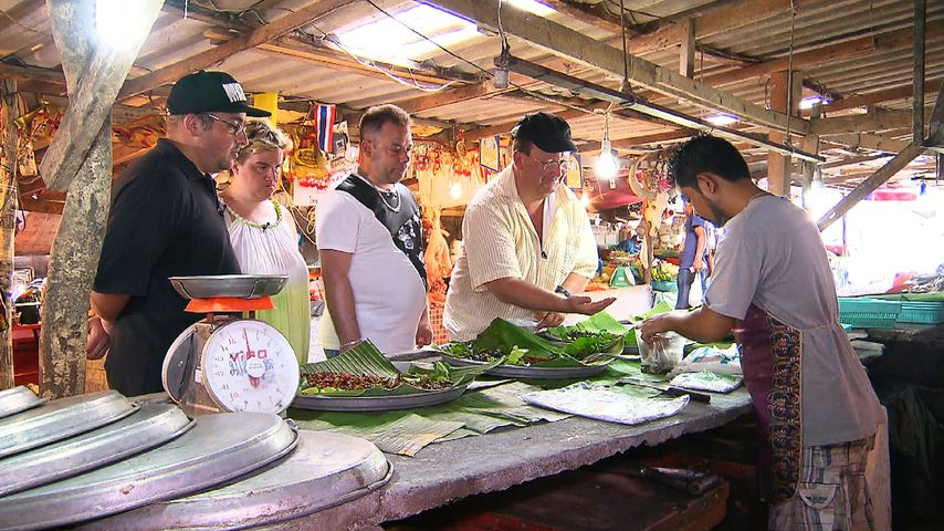 "Schwiegertochter gesucht": Beate (2.v.l.) auf einem Wochenmarkt in Thailand
