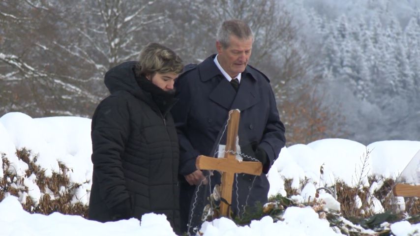 Ruhe in Frieden, Irene: Beate trauert am Grab ihrer Mama