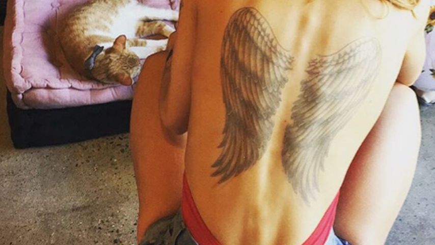 Bella Thorne mit Mega-Tattoo auf dem Rücken