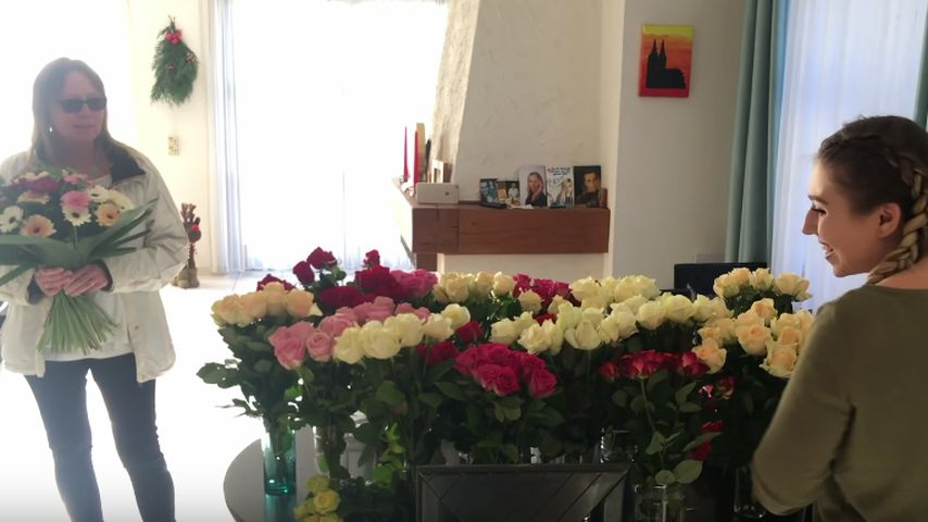 Bibi Heinicke (r.) mit ihrer Mutter und 300 Rosen