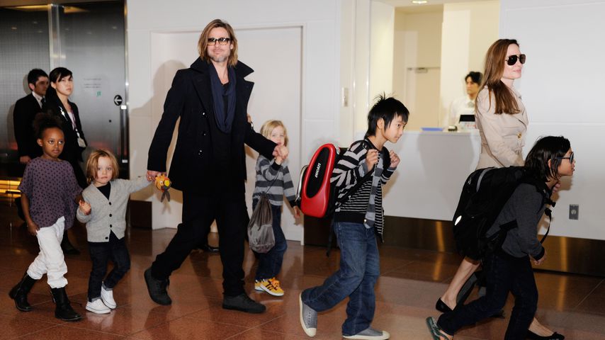Brad Pitt und Angelina Jolie mit ihren Kindern