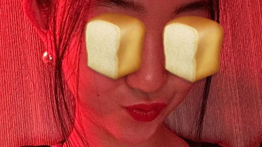 Skurriler Fetisch?! Diese Asiatin wälzt ihr Gesicht in Brot!
