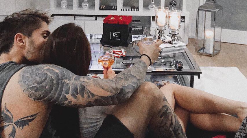 Brenda mit Model Baris Murat Yagci auf der Couch