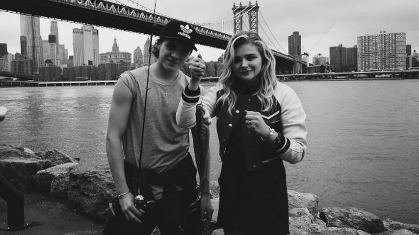 Brooklyn Beckham und Chloë Moretz vor der Manhattan Bridge in New York