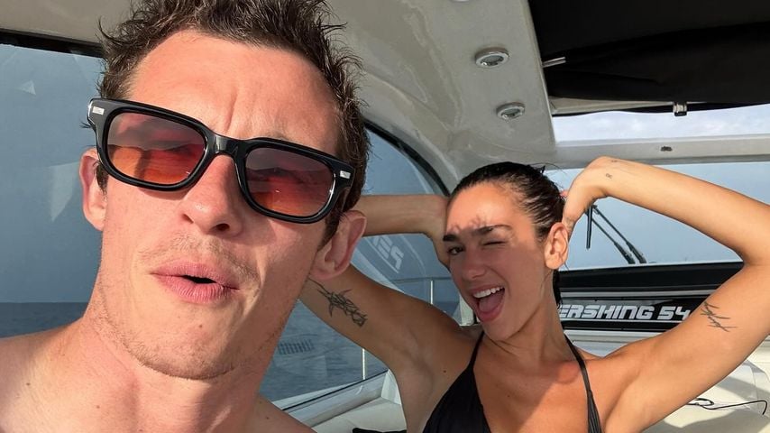 Urlaub mit ihrem Callum: Dua Lipa strahlt in knappem Bikini