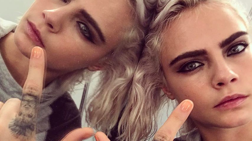 Cara Delevingne mit platinblonden Haaren