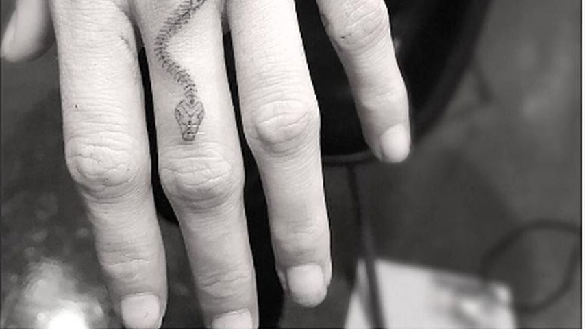 Cara Delevingne mit Schlangentattoo von "Dr. Woo"-Tattoostudio