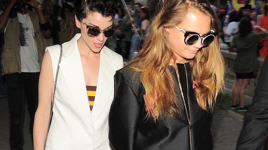 St. Vincent und Cara Delevingne Hand in Hand