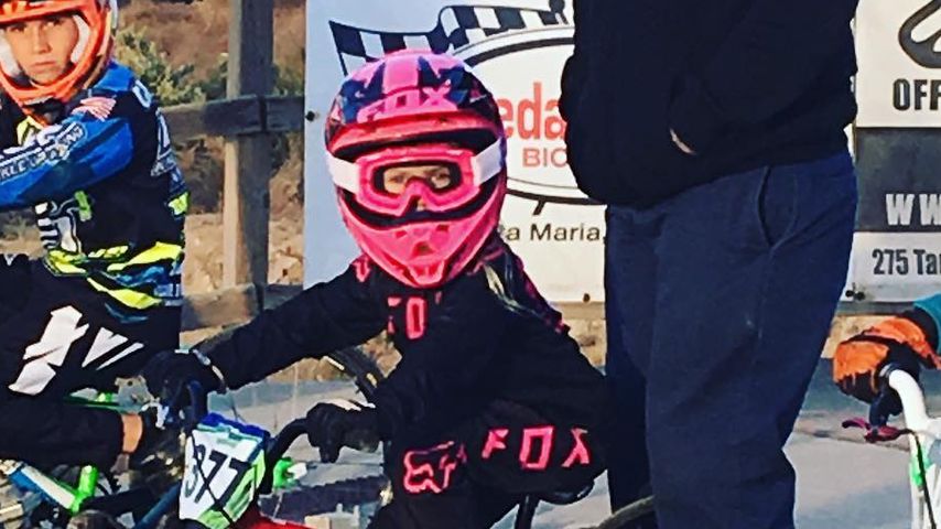 Carey Hart mit Tochter Willow am Start ihres ersten BMX-Rennens