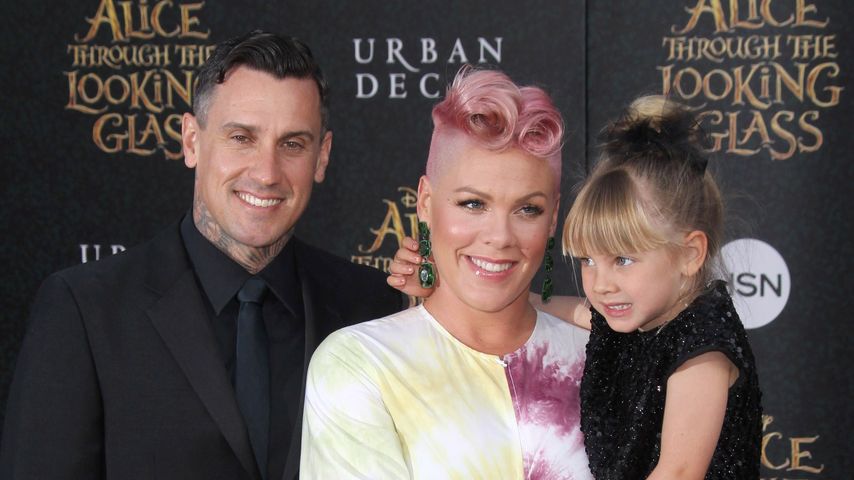 Carey Hart, Pink und Töchterchen Willow bei der "Alice Through The Looking Glass"-Premiere in L.A.