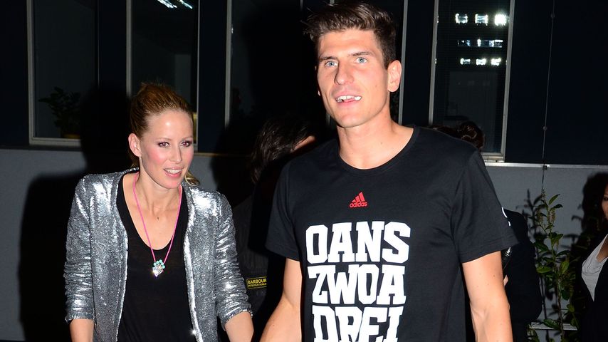 Carina Wanzung und Mario Gomez bei einer Party von FC Bayern im Juni 2013