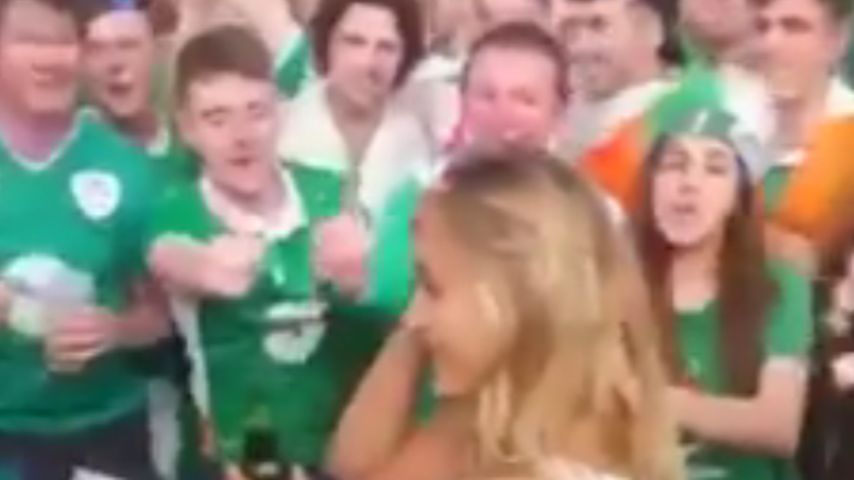 Carla Roméra inmitten von irischen Fans