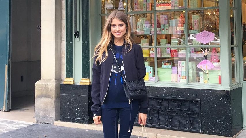 Cathy Hummels vor dem Ladurée-Laden in Frankreich