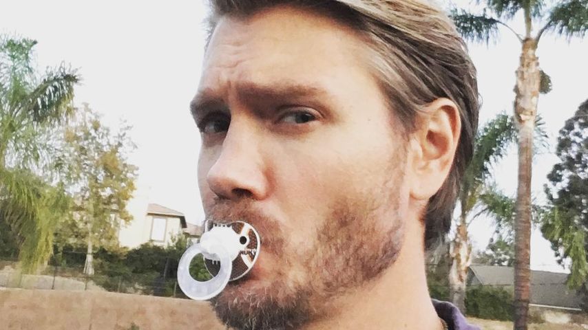 Chad Michael Murray mit Schnuller