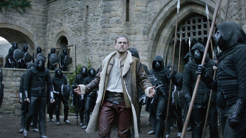 Charlie Hunnam als King Arthur