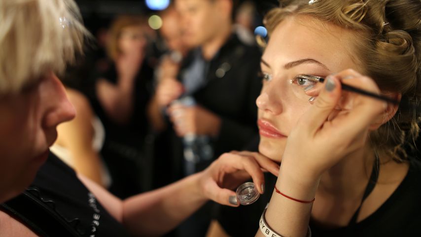 Cheyenne Ochsenknecht vor der Riani Show der Berlin Fashion Week 2016 in der Maske