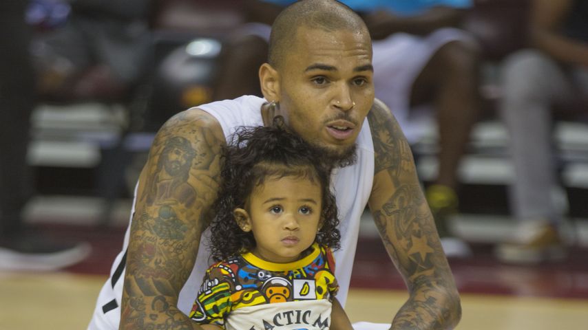 Chris Brown und seine Tochter Royalty bei einem Benefiz-Basketballspiel