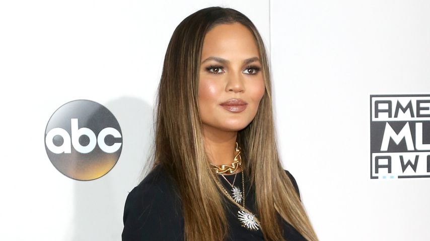Chrissy Teigen auf dem Red Carpet der American Music Awards 2016