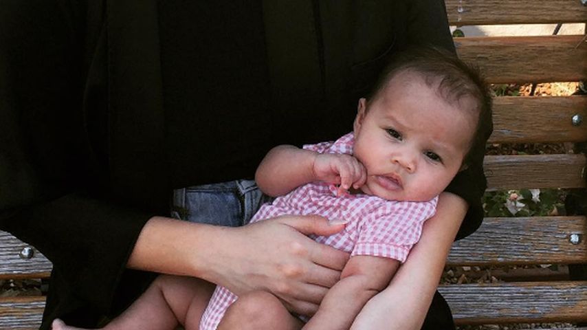 Chrissy Teigen mit ihrer Tochter im Freien
