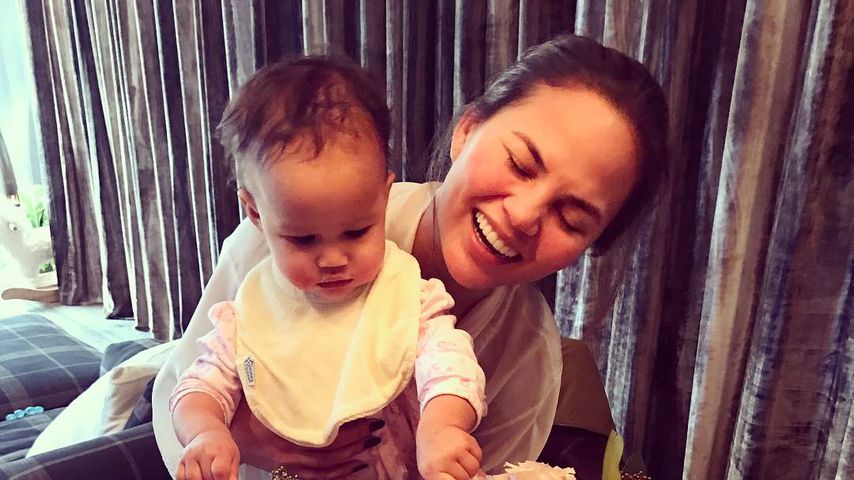 Süß! Chrissy Teigens Tochter Luna kann schon (fast) laufen