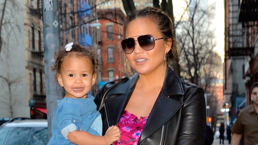 Chrissy Teigen und ihre Tochter Luna vertreiben sich ihre Zeit in New York