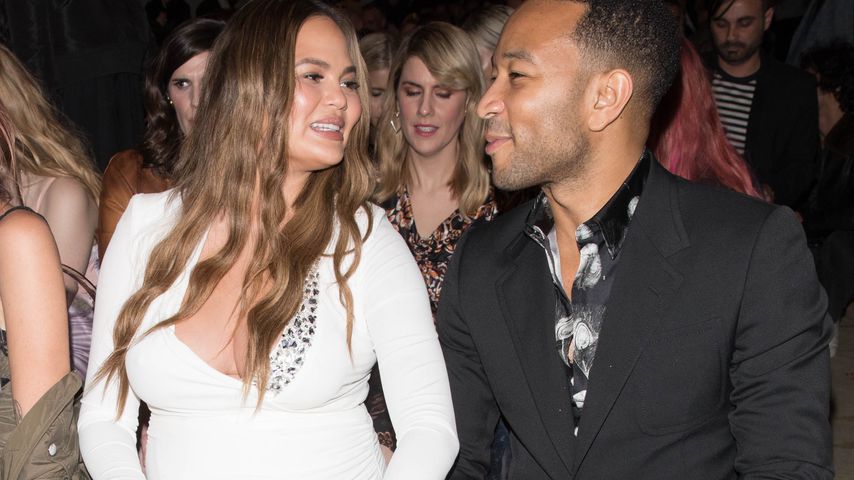 Model Chrissy Teigen und Ehemann John Legend bei einer Fashion-Show