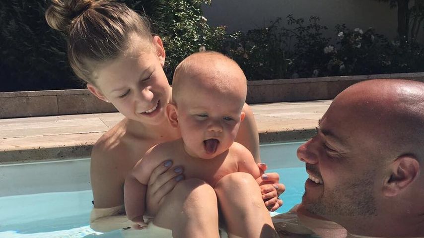 Christian Tews mit Stieftochter und Tochter im Pool