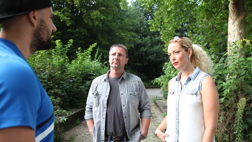 Die Detektive Heiner Sturm (m.) & Sophie Bergmann (r.) in der "Verdächtig – Knopf & Team übernehmen"