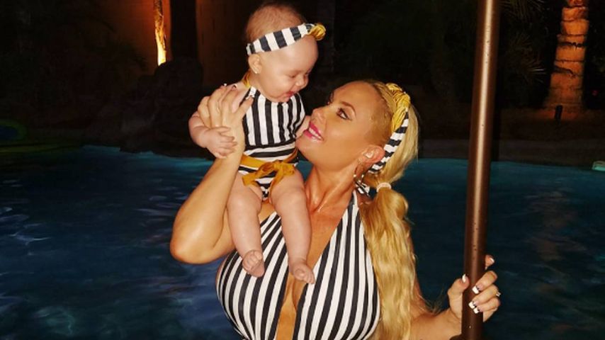 Coco und Baby Chanel Nicole in Bikinis von Sugardollz