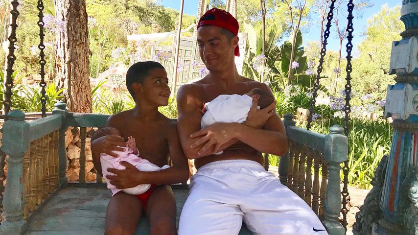 Cristiano Ronaldo mit Sohn Cristiano Ronaldo Jr. und den Zwillingen Eva und Mateo