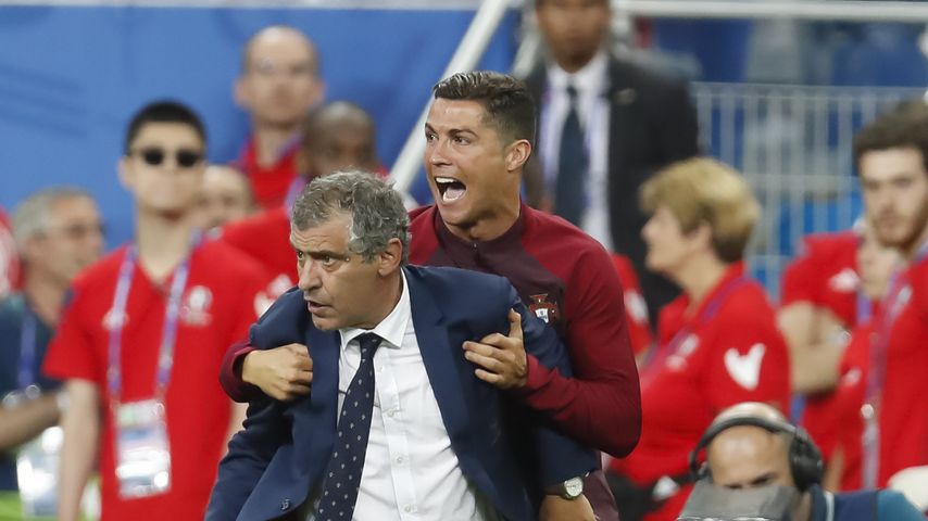 Cristiano Ronaldo und Portugal-Trainer Santos beim EM-Finale 2016