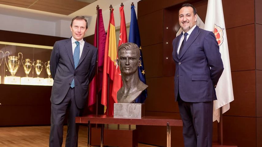 José Antonio Navarro Arteaga und Emilio Butragueño präsentieren Büste von Cristiano Ronaldo