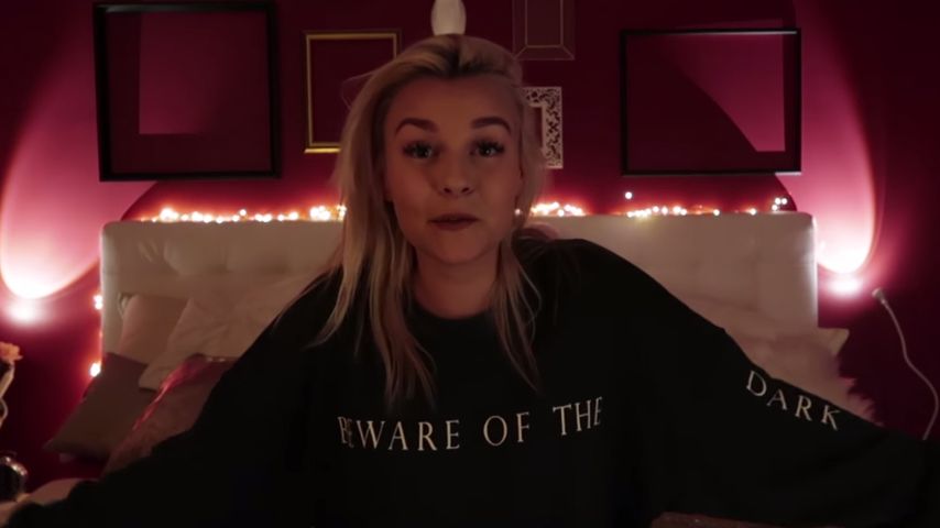 Dagi Bee in ihrem Schlafzimmer