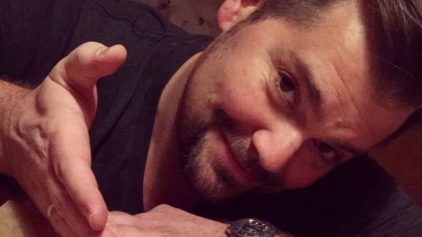 Daniel Fehlow beim Plätzchen backen