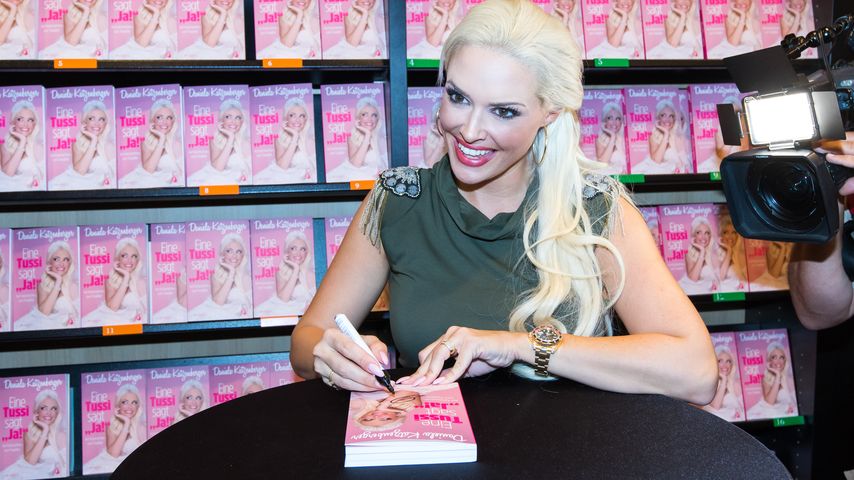 Daniela Katzenberger bei ihrer Buchpräsentation von "Eine Tussi sagt 'Ja'" in Köln